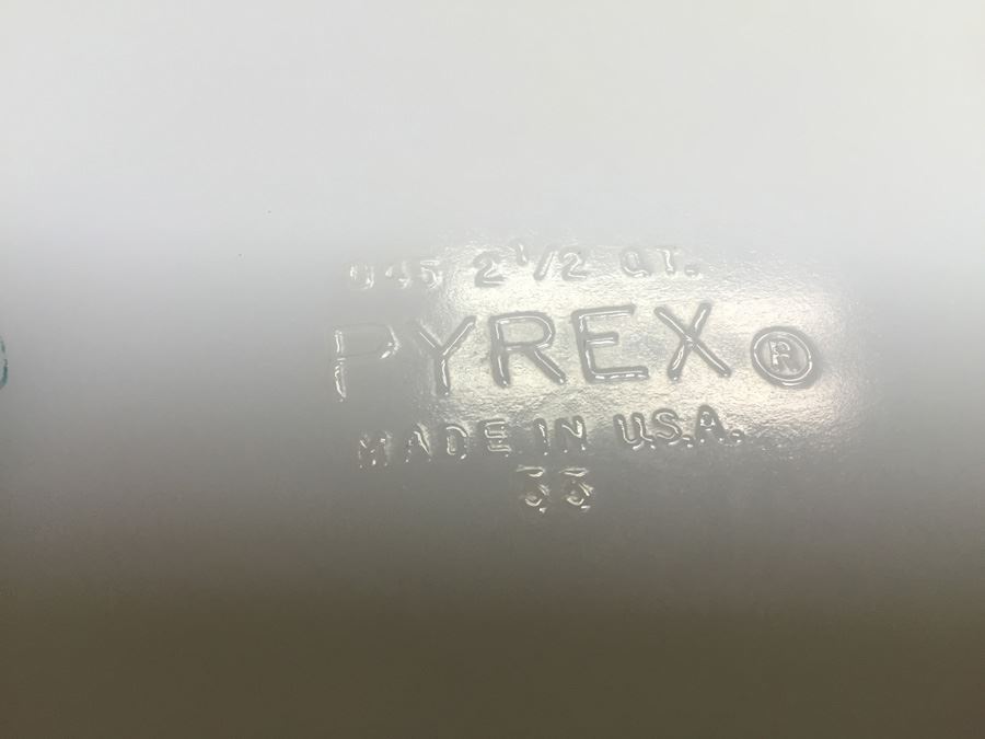 Vintage Pyrex 2.5 Quart Casserole With Lid [Photo 5]