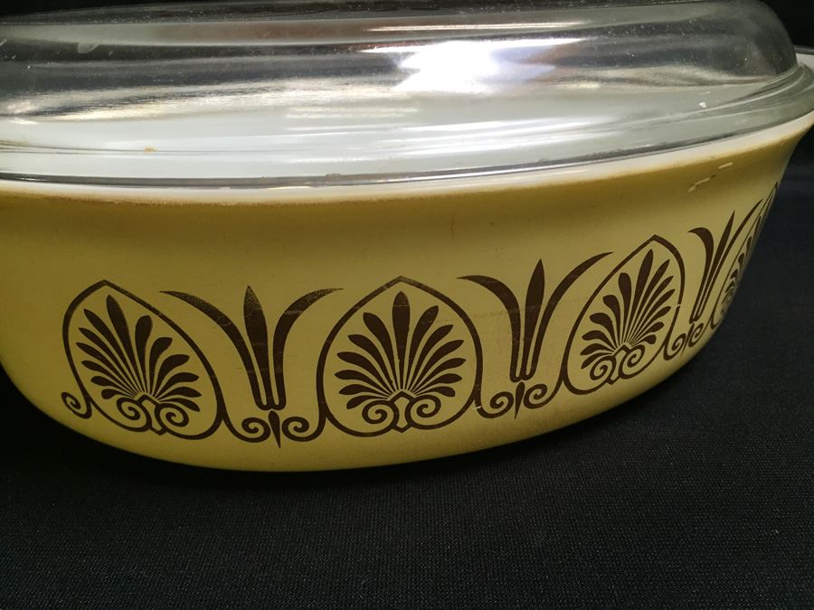 Vintage Pyrex 2.5 Quart Casserole With Lid [Photo 3]