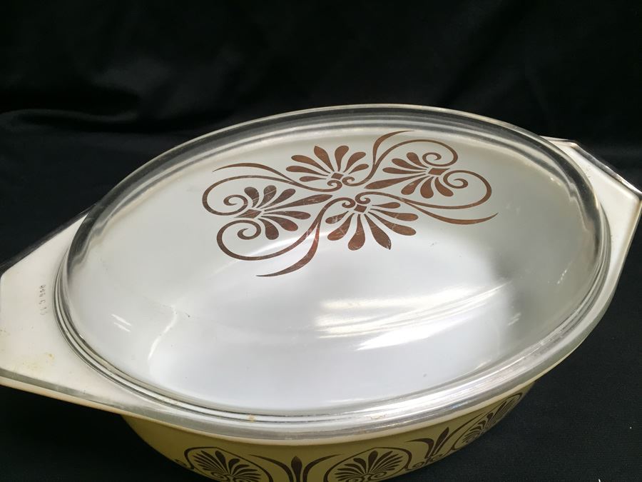 Vintage Pyrex 2.5 Quart Casserole With Lid [Photo 2]