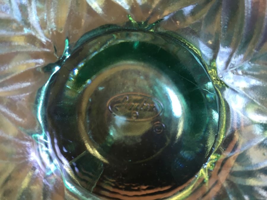 Pair Of Green Fenton Glass Baskets [Photo 19]