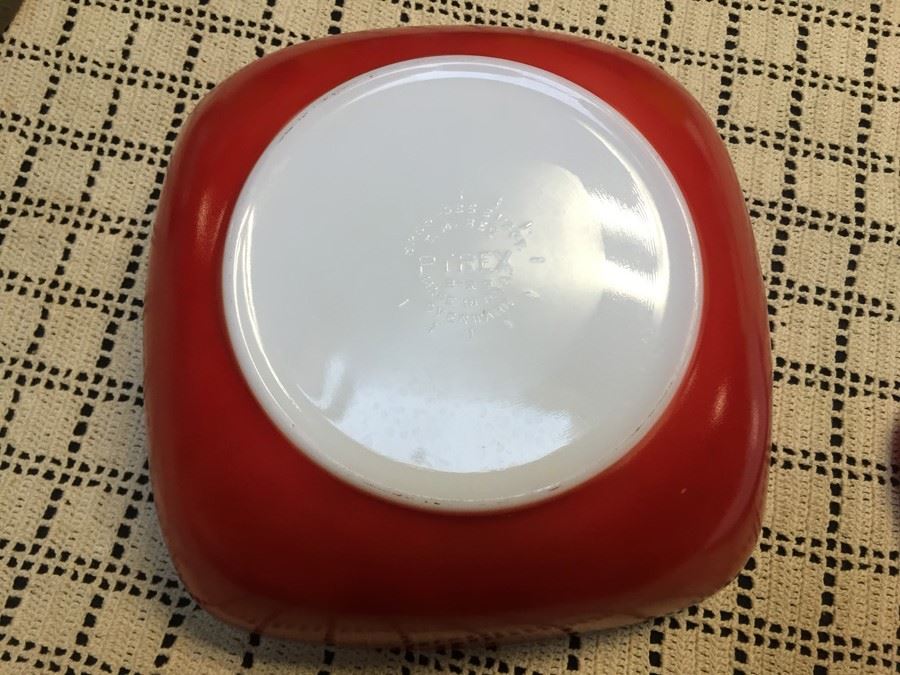 Red Pyrex Bowl With Lid [Photo 3]