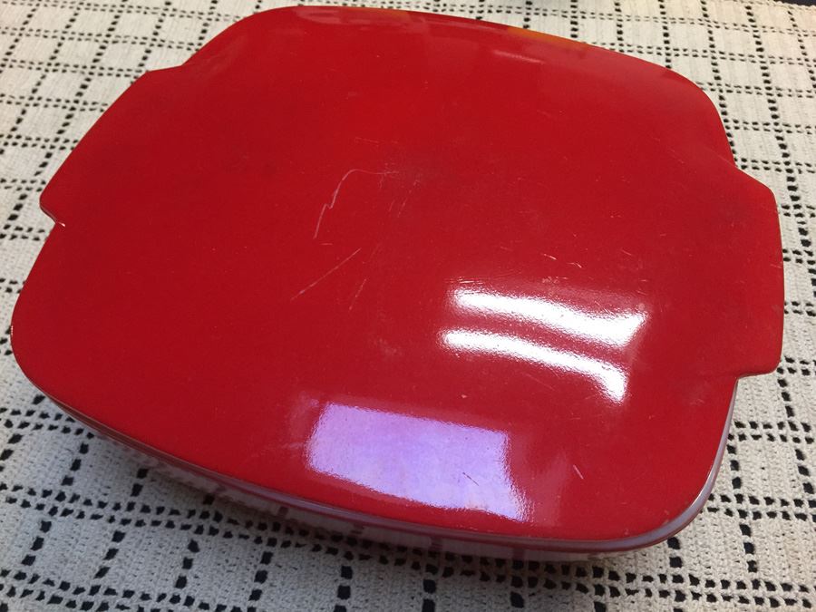 Red Pyrex Bowl With Lid [Photo 1]