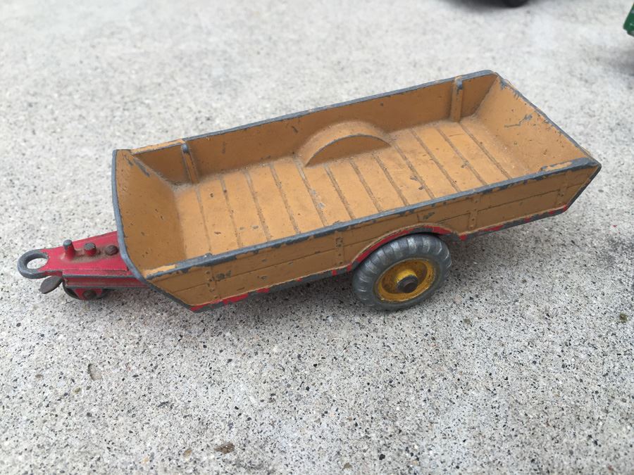 TOOTSIETOY And Dinky Toys Car Lot [Photo 12]