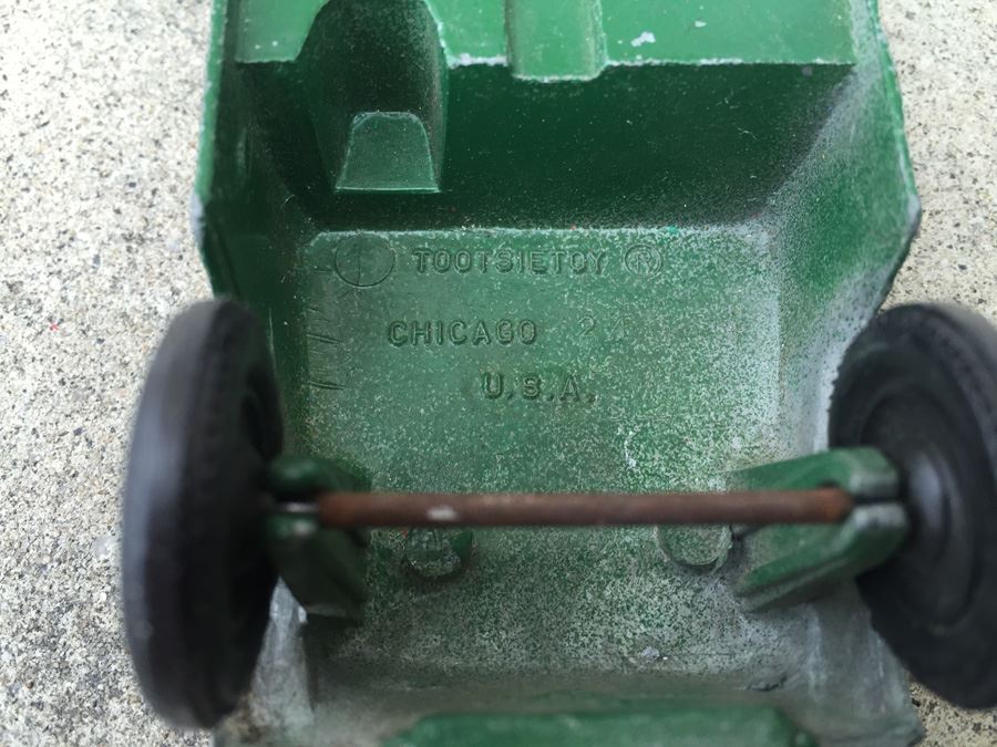 TOOTSIETOY And Dinky Toys Car Lot [Photo 7]