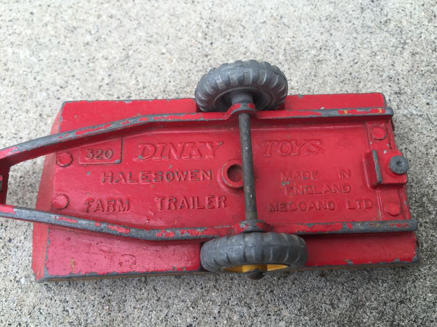 TOOTSIETOY And Dinky Toys Car Lot [Photo 14]