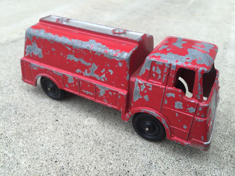 TOOTSIETOY And Dinky Toys Car Lot [Photo 9]