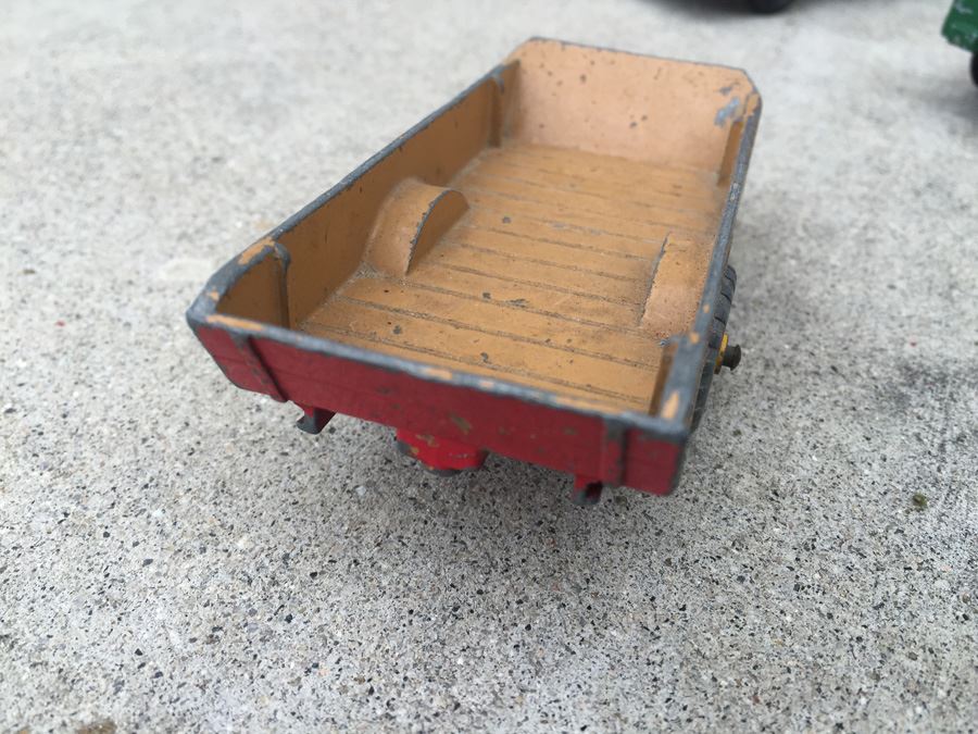 TOOTSIETOY And Dinky Toys Car Lot [Photo 13]