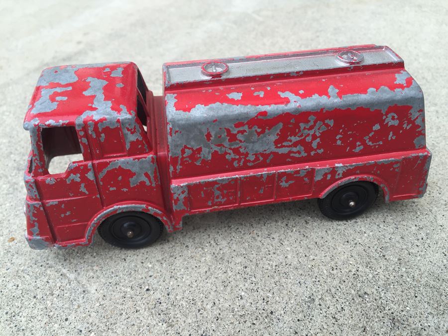 TOOTSIETOY And Dinky Toys Car Lot [Photo 3]