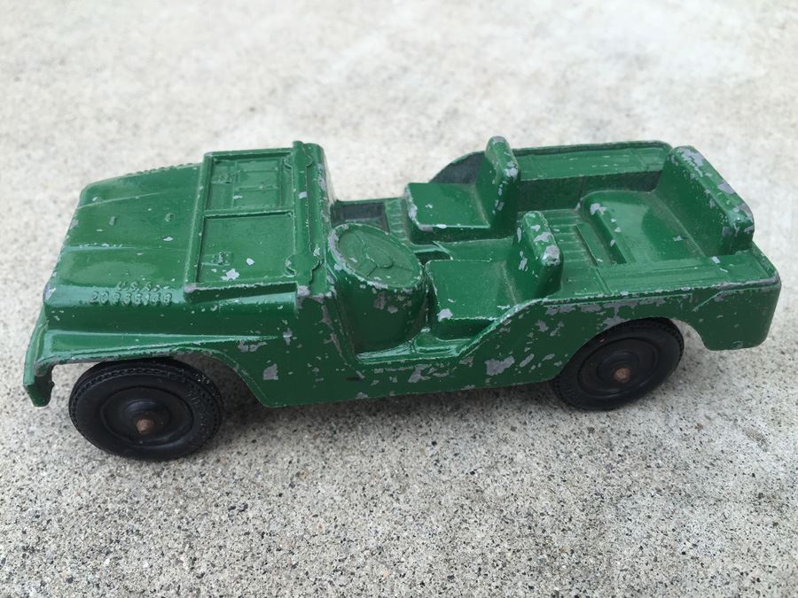 TOOTSIETOY And Dinky Toys Car Lot [Photo 2]