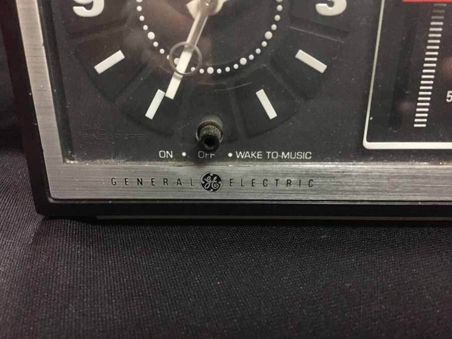 Vintage General Electric Radio Alarm Clock [Photo 5]