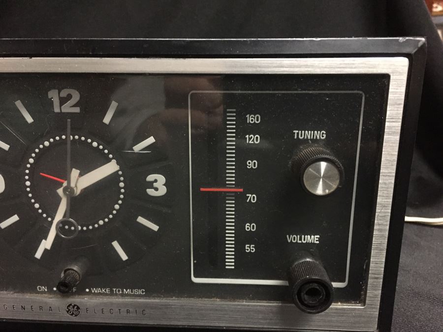 Vintage General Electric Radio Alarm Clock [Photo 4]
