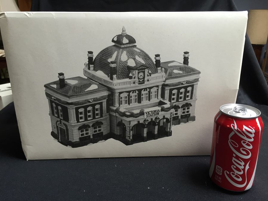 Department 56 Heritage Village Collection [Photo 1]