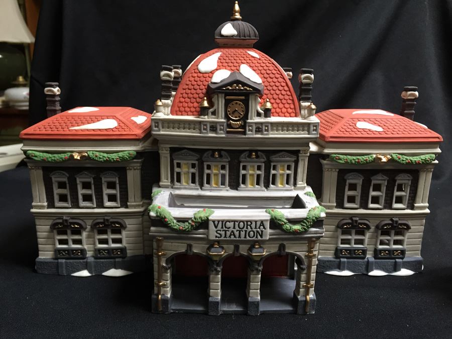 Department 56 Heritage Village Collection [Photo 4]