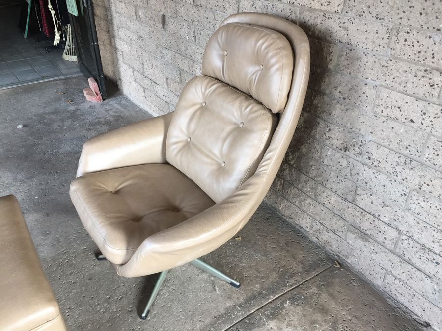 Mid-Century Modern Synthetic Chair With Ottoman [Photo 3]