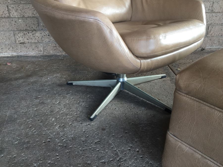 Mid-Century Modern Synthetic Chair With Ottoman [Photo 15]