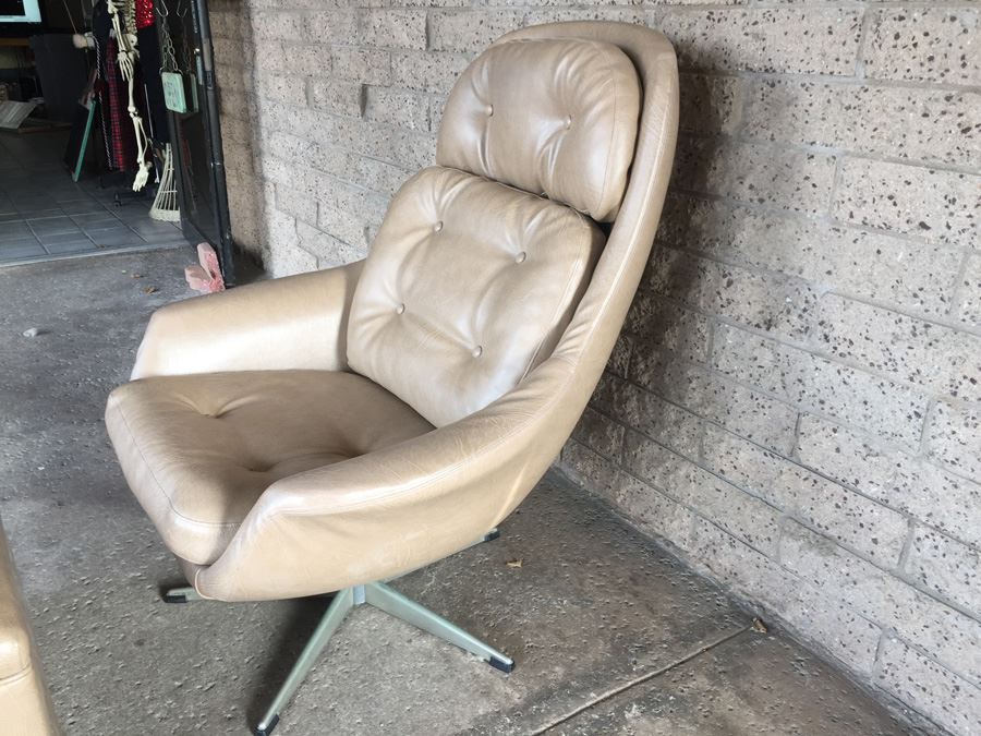 Mid-Century Modern Synthetic Chair With Ottoman [Photo 4]