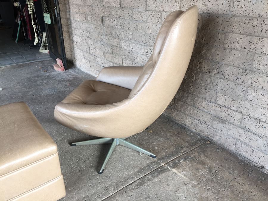 Mid-Century Modern Synthetic Chair With Ottoman [Photo 5]