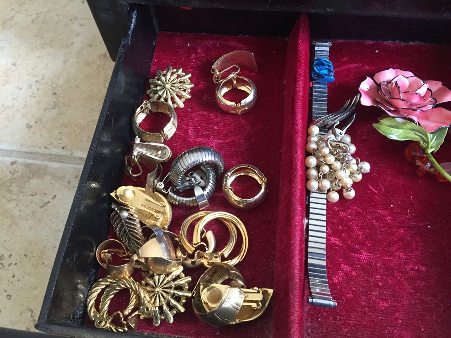 Vintage Jewelry Box Filled With Jewelry [Photo 15]