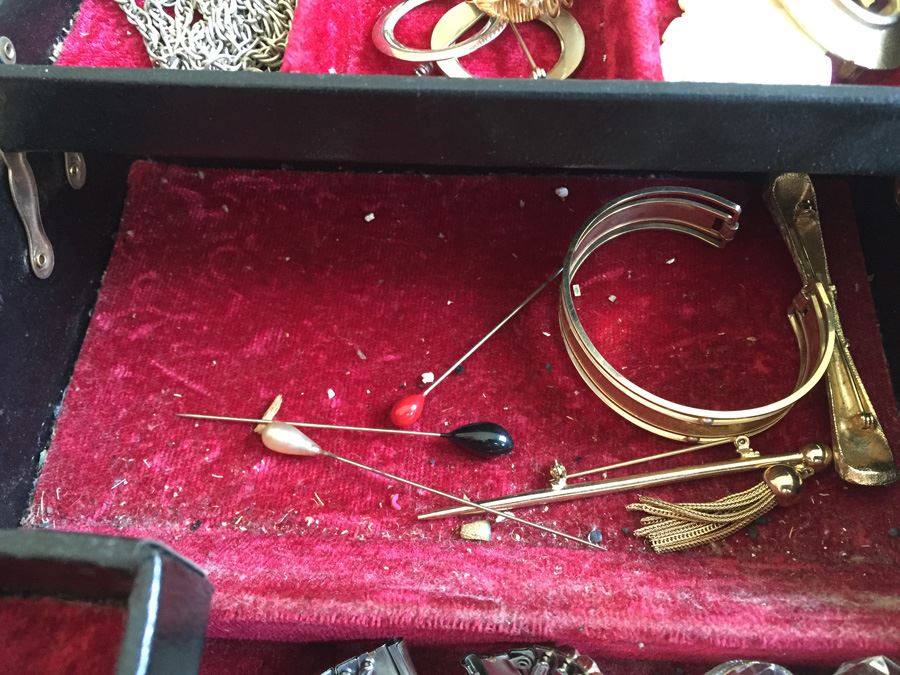 Vintage Jewelry Box Filled With Jewelry [Photo 9]