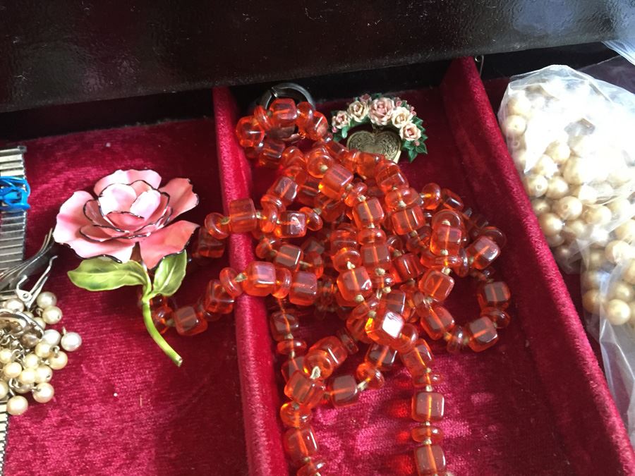 Vintage Jewelry Box Filled With Jewelry [Photo 14]