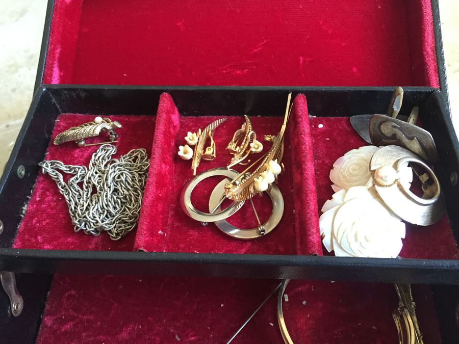 Vintage Jewelry Box Filled With Jewelry [Photo 10]