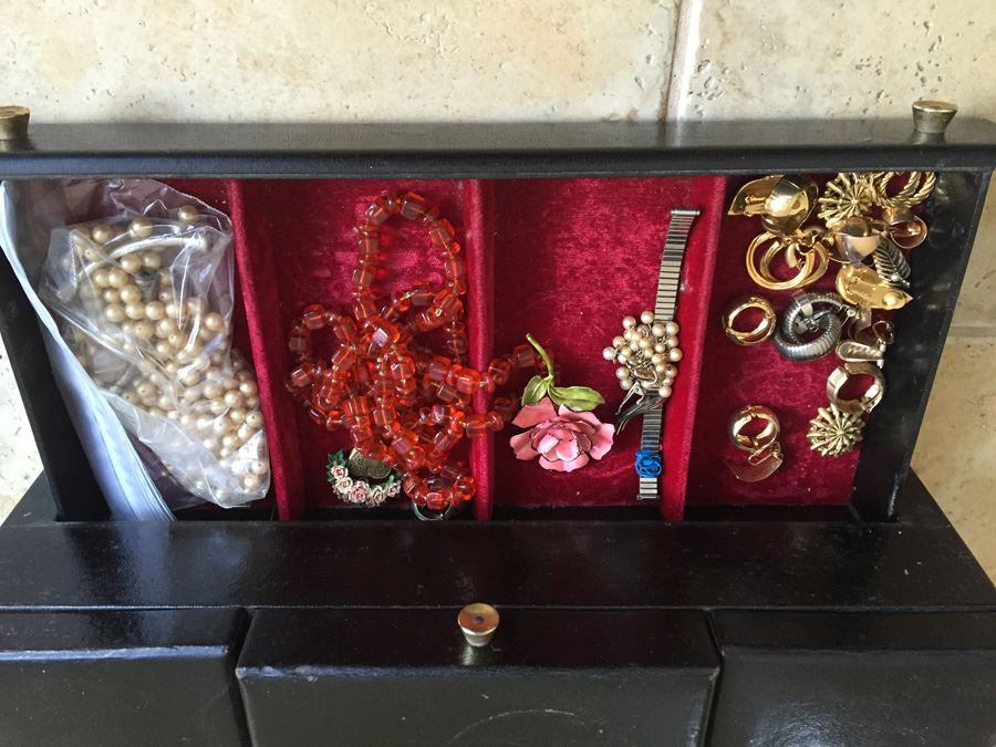 Vintage Jewelry Box Filled With Jewelry [Photo 12]