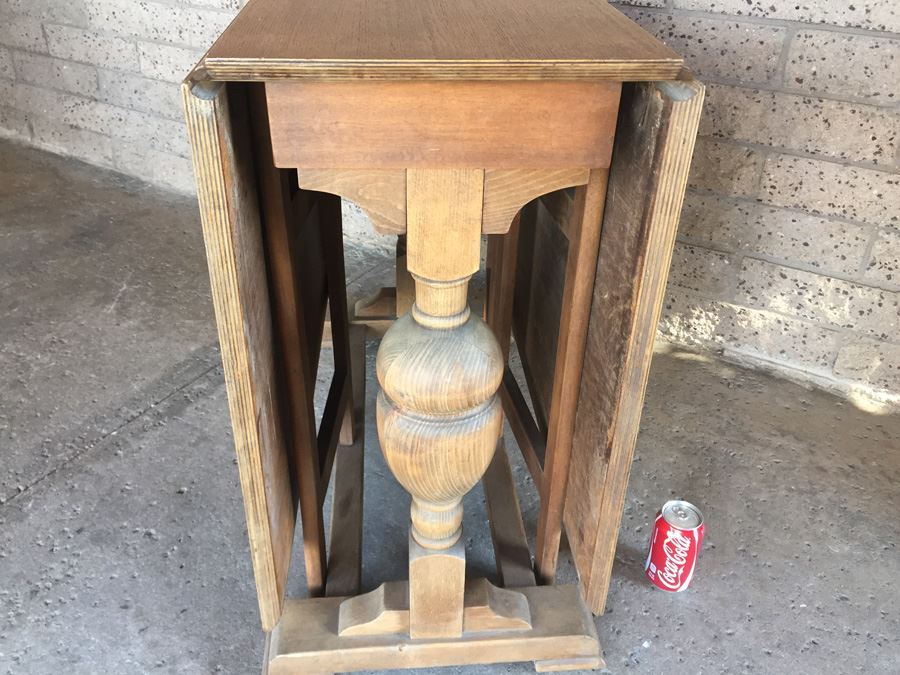 Vintage Drop-Leaf Gateleg Table [Photo 4]