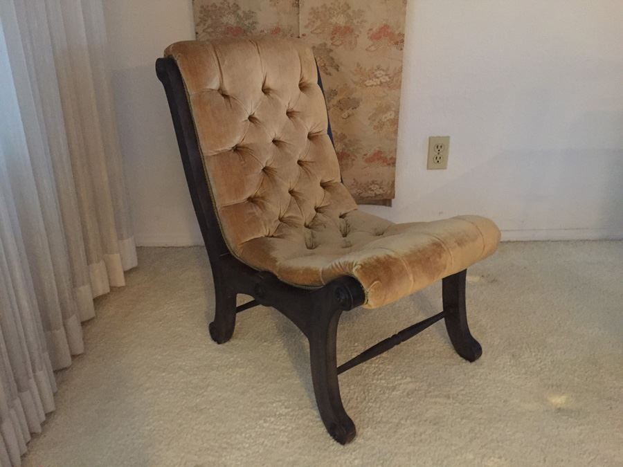 Vintage Tufted Upholstered Chair [Photo 4]