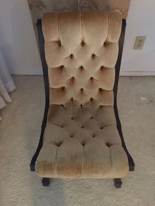 Vintage Tufted Upholstered Chair [Photo 5]