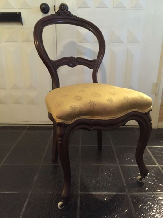 Vintage Chair [Photo 1]