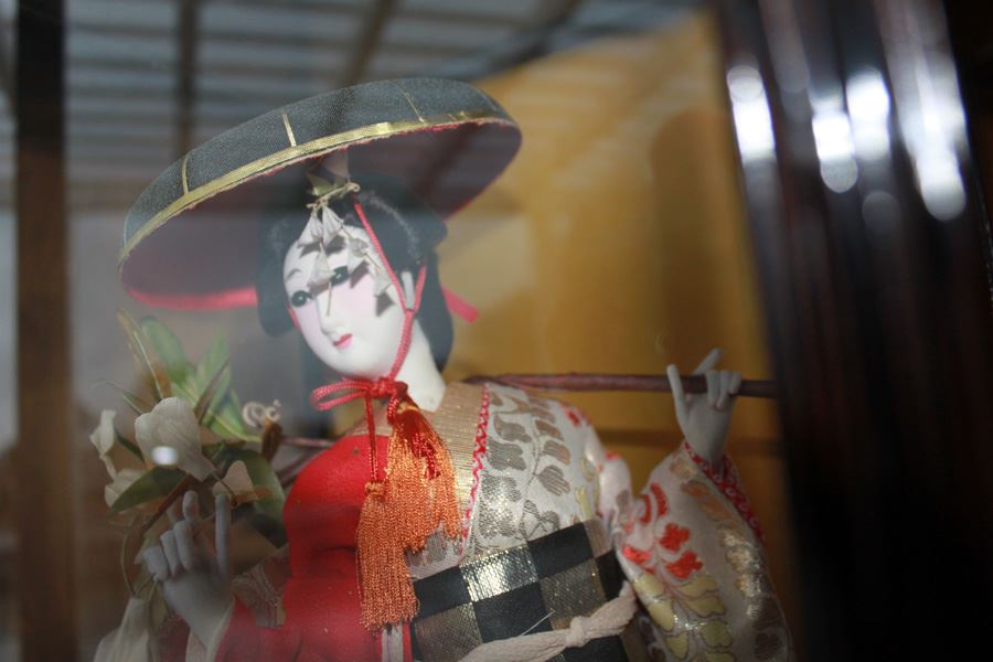 Japanese Ningyo Children's Festival Doll And Display Case Geisha In Full Festival Kimono And Hat 20th Century - Estimate $300 [Photo 4]