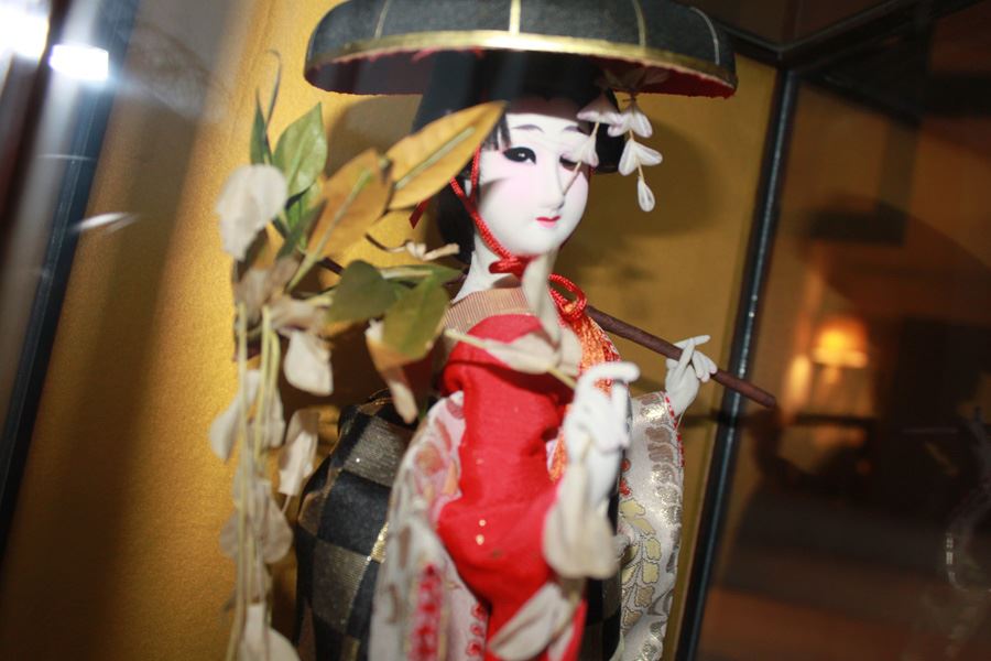 Japanese Ningyo Children's Festival Doll And Display Case Geisha In Full Festival Kimono And Hat 20th Century - Estimate $300 [Photo 5]