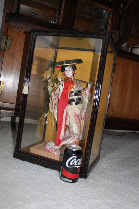 Japanese Ningyo Children's Festival Doll And Display Case Geisha In Full Festival Kimono And Hat 20th Century - Estimate $300 [Photo 3]