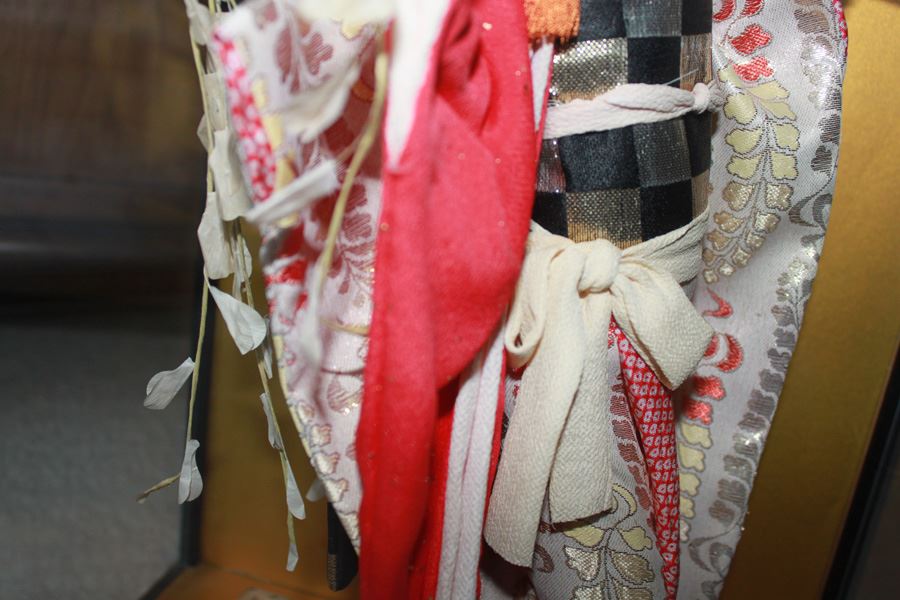 Japanese Ningyo Children's Festival Doll And Display Case Geisha In Full Festival Kimono And Hat 20th Century - Estimate $300 [Photo 6]
