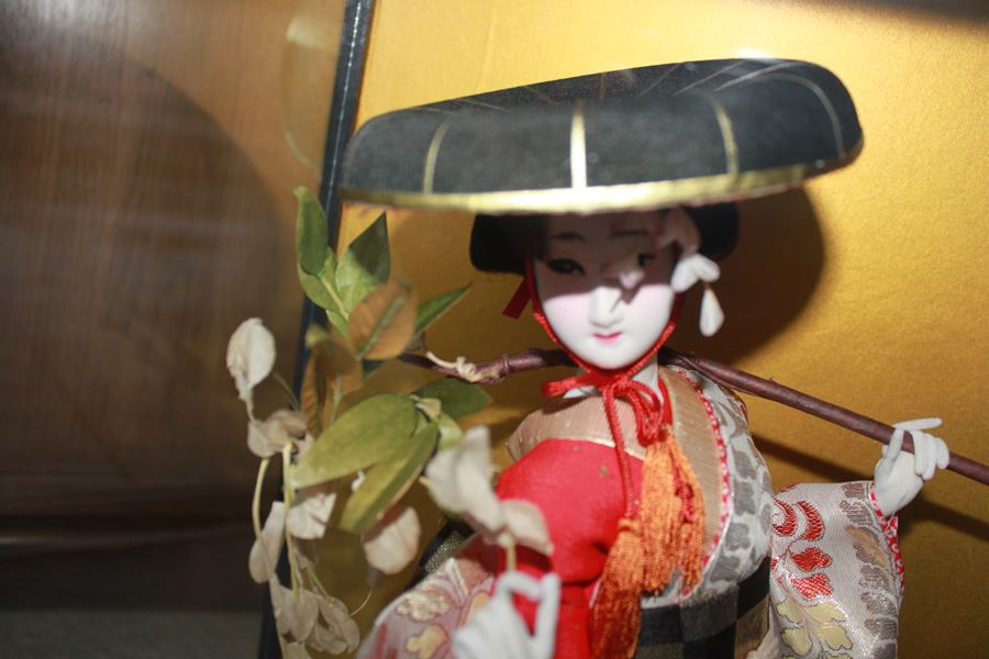 Japanese Ningyo Children's Festival Doll And Display Case Geisha In Full Festival Kimono And Hat 20th Century - Estimate $300 [Photo 7]