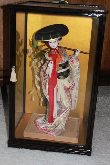 Japanese Ningyo Children's Festival Doll And Display Case Geisha In Full Festival Kimono And Hat 20th Century - Estimate $300 [Photo 1]