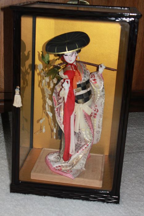 Japanese Ningyo Children's Festival Doll And Display Case Geisha In Full Festival Kimono And Hat 20th Century - Estimate $300 [Photo 1]