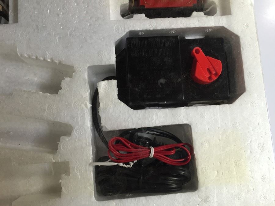 TWO BOXED SETS Of Department 56 Heritage Village Collection Village Express HO Scale Train And Track Set Bachman Trains - Estimate $100+ [Photo 14]