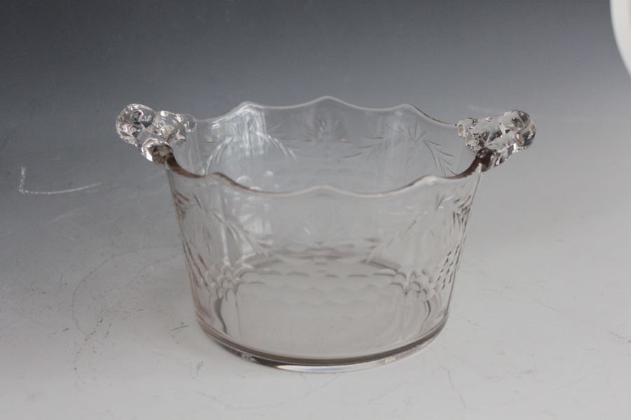 Etched Glass Bowl With Handles [Photo 4]