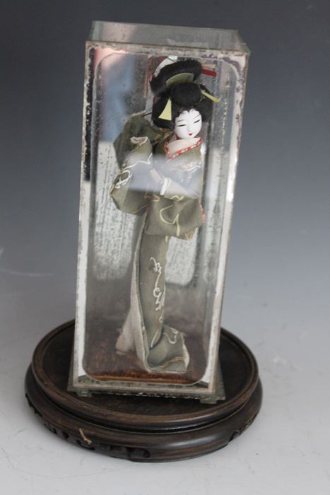Small Geisha Doll In Glass Case [Photo 4]