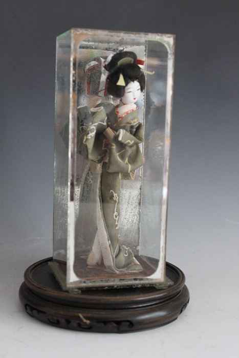 Small Geisha Doll In Glass Case [Photo 5]