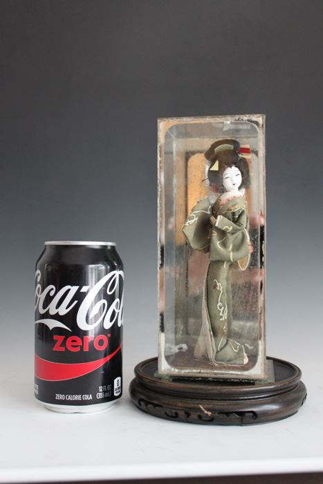 Small Geisha Doll In Glass Case [Photo 7]