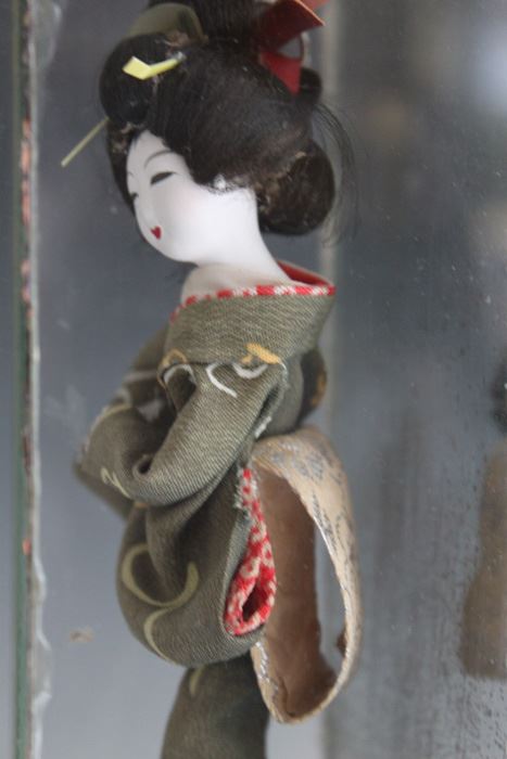 Small Geisha Doll In Glass Case [Photo 3]
