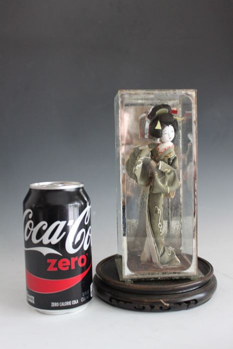 Small Geisha Doll In Glass Case [Photo 1]