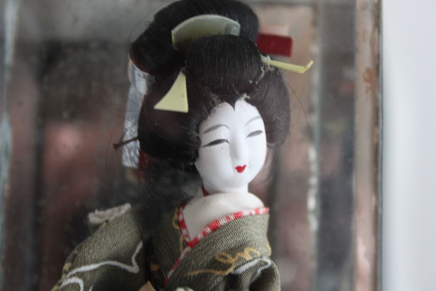 Small Geisha Doll In Glass Case [Photo 2]