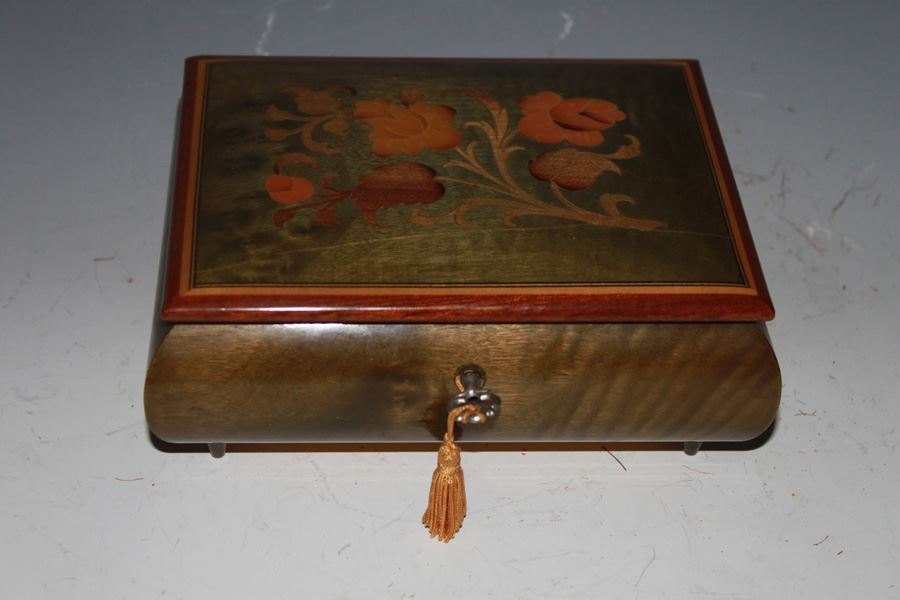 Italian Wooden Inlay Jewelry Music Box With Key Sorrento Plays Lara's Themed Footed [Photo 1]