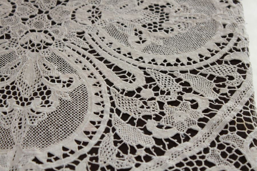 Vintage Crochet Tablecloth [Photo 7]