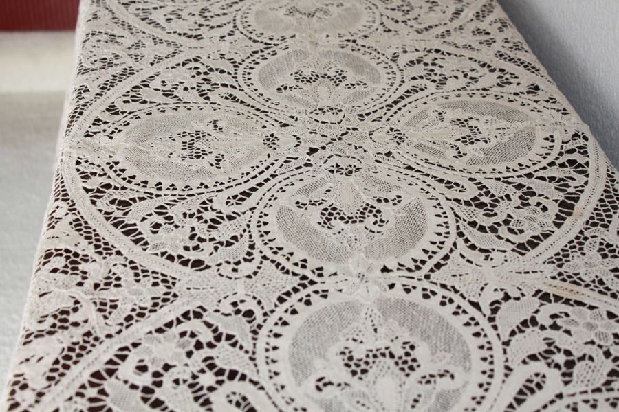 Vintage Crochet Tablecloth [Photo 2]