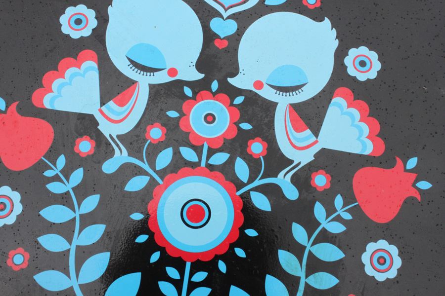 Vintage Metal Table With Birds [Photo 3]