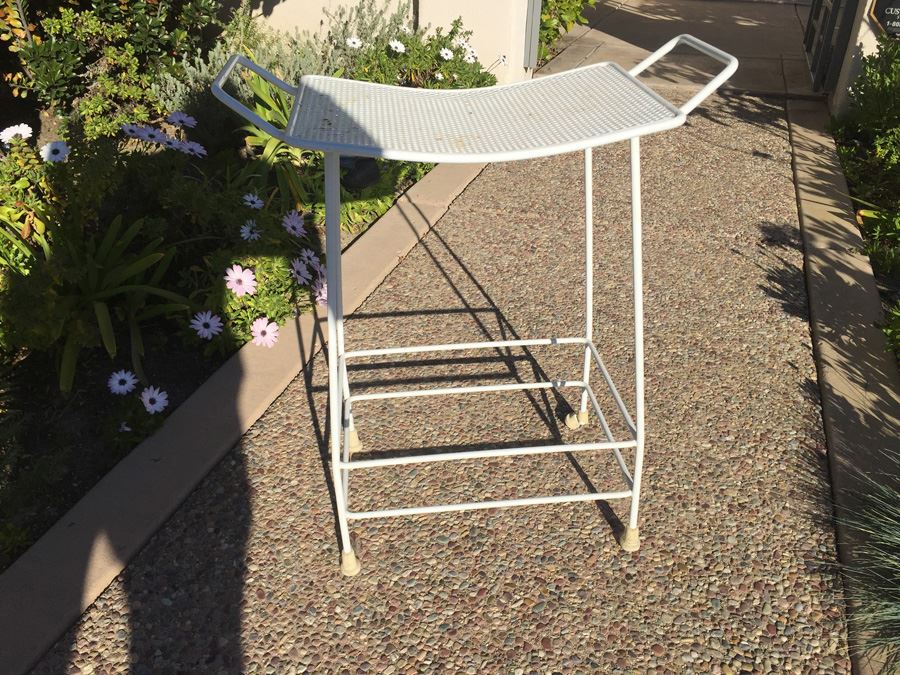 White Metal Stool [Photo 1]